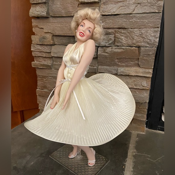 Franklin Mint porcelain Marilyn Monroe. 18” tall from “ The Seven Year I… - Picture 5 of 9